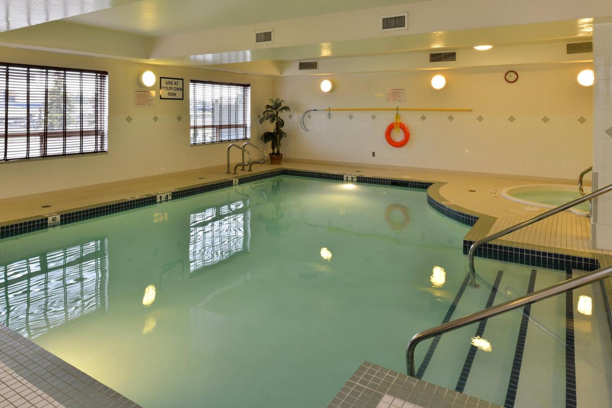 Holiday Inn Express Edmonton North By Ihg Екстериор снимка